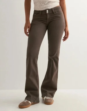 Bruna bootcut jeans med låg midja - Snygga bruna jeans med bootcut och låg midja säljer pg av att de är för stora