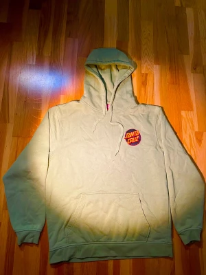 Santa cruz, hoodie  - En sparsamt använd hoodie, utan tecken på användning. Hör av dig om du har frågor! 