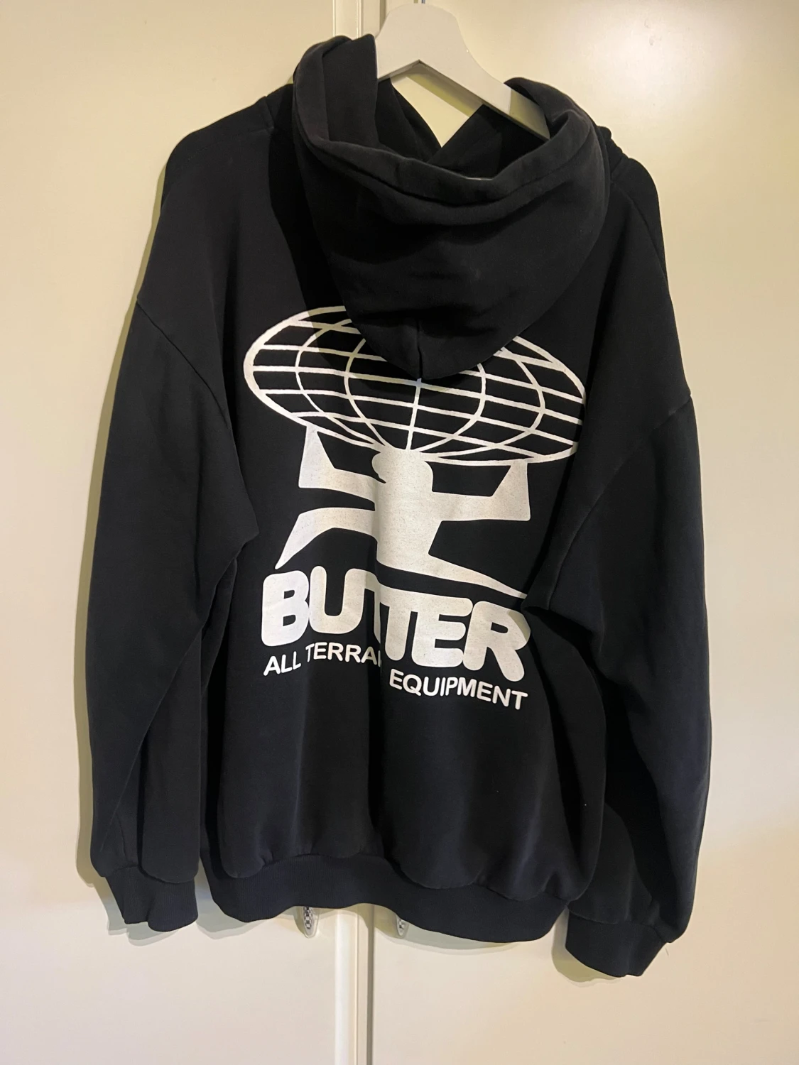Svart hoodie från Butter med tryck - 1