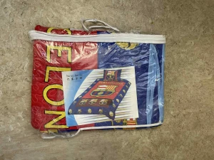 Påslakan  - Bilderna visar ett FC Barcelona-täcke eller överkast, förpackat i plast. Produkten har klubbens färger och logotyp, och verkar vara i nyskick utan synligt slitage. Perfekt för fans som vill dekorera sovrummet med sitt favoritlag.