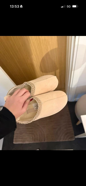 Beige mockatofflor med mönstrad kant - Säljer nu dessa då jag köpte för små. Använda en gång. 