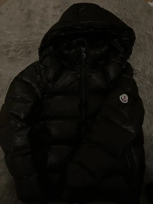 Moncler Maya - Säljer min moncler Maya då jag föredrar min Canada Goose. Den är lite använd skulle jag säga men har verkligen tagit hand om den som ni ser. Jätte fin på utsidan det som är viktigast såklart. Kvitto finns självklart tveka inte på att höra av er!!!