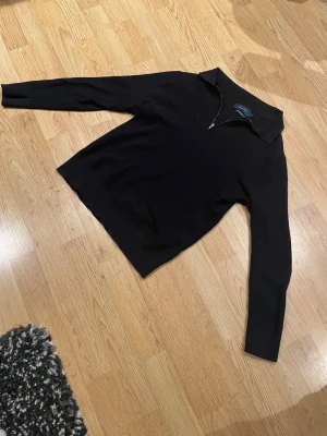 Mörkblå merinoulltröja från Riley - Mörkblå långärmad tröja från Riley i mjuk merinoull. Snygg krage och half zip-dragkedja framtill som ger en clean och stilren look. Perfekt för dig som gillar minimalistisk stil och vill ha något som funkar till många outfits. Tröjan kostar 1200 nypris och den är i bra skick. Tröjan är i storlek S men den passar Xs. Välldigt bra skick och den skönaste tröjan jag testat. 