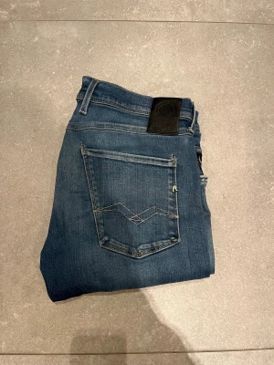 Replay anbass - Tjena, säljer nu dessa riktigt snygga Replay anbass i Stl W30L32. Dom är i riktigt bra skick. Nypris 1600✅Vid minsta funderingar så är det bara att höra av sig//Allt gott