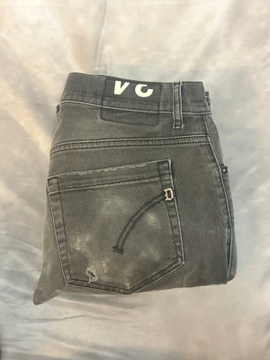 Dondup George Jeans | W34 (fits 32,33 - Sjukt feta dondup George jeans! Mest eftertraktade modellen på marknaden | Slitningarna är original från deras fabrik | skick 8,5/10 inga synliga defekter | Modellen på bilden är 182, 73kg  📦 | Frakt sker samma dag som vid köp (lite beroende på tid) 