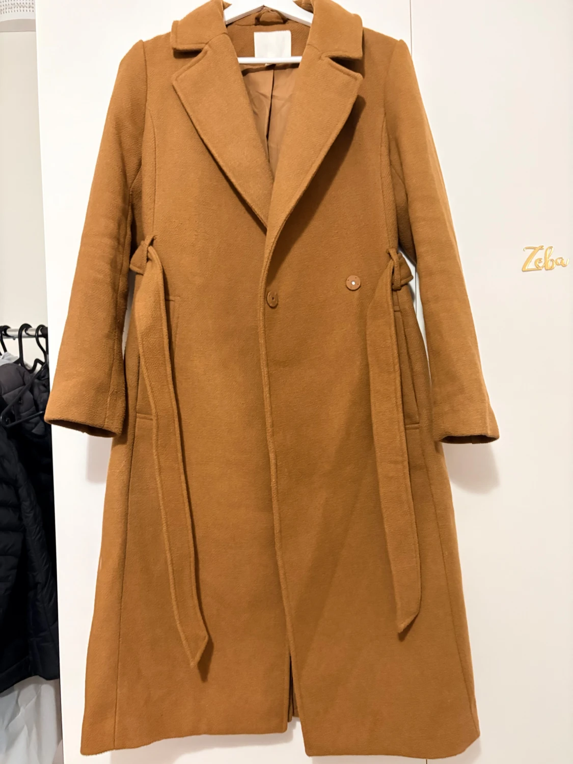 Kamelbrun kappa från H&M med bälte