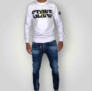 Dsquared2 jeans strl 44 Blå - Helt ny. Fin replika med grym kvalitét. Modellen är 175cm och bär storlek 44. Pris: 1299kr. Först till kvarn som gäller.