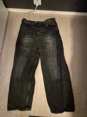 STWD Super Baggy jeans - Svarta jeans super Baggy jeans från Pull&Bear. Lite slitet längst ner på ena benet (se bild)