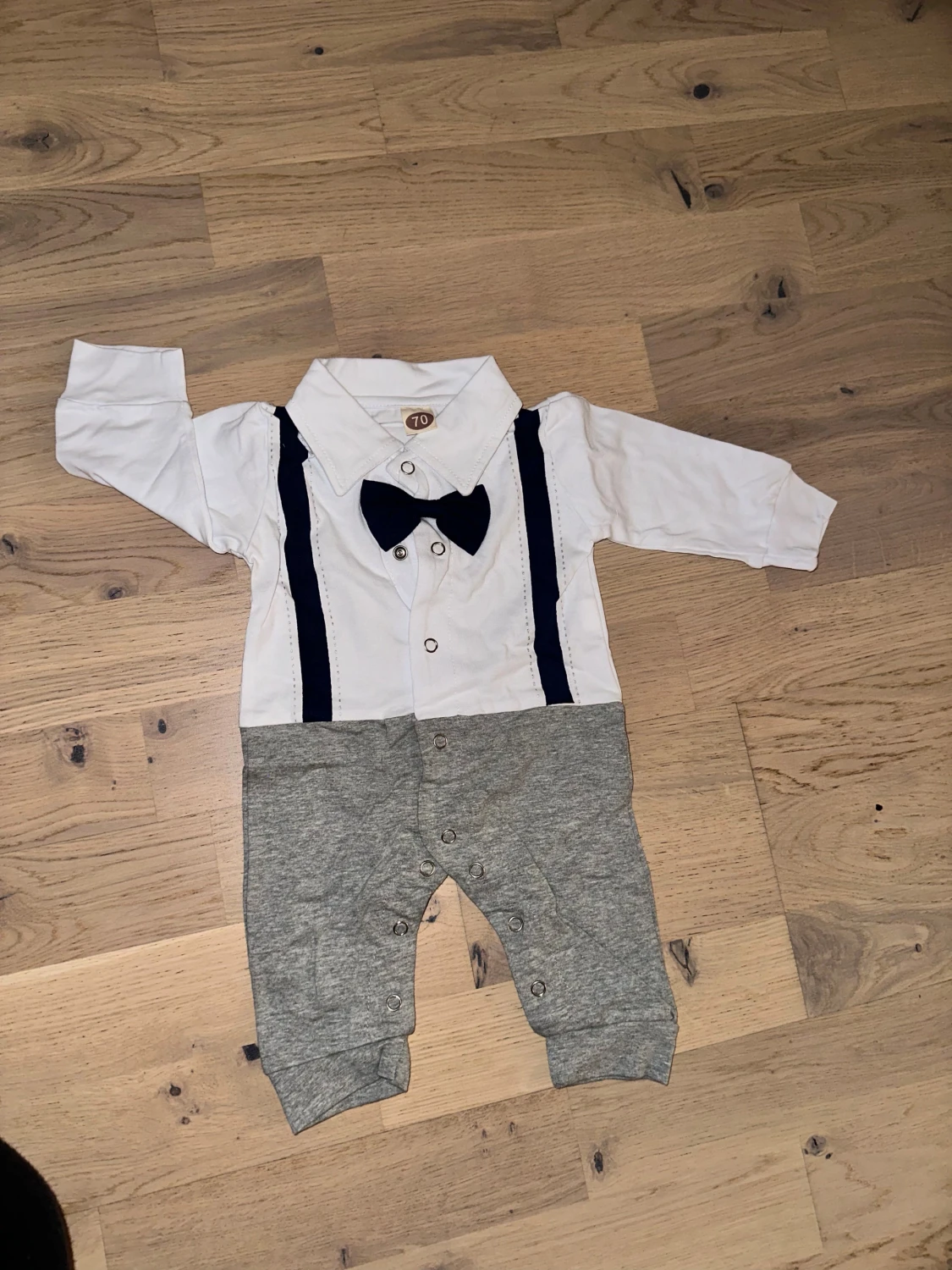 Babykostym med fluga och hängslen Vit/grå body, storlek 70 - 2