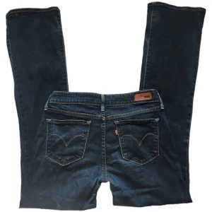 Mörkblå lowwaist flare jeans, Levi’s  - Lågmidjade flare jeans från Levi’s, (Obs! slitna nertill se bilder)