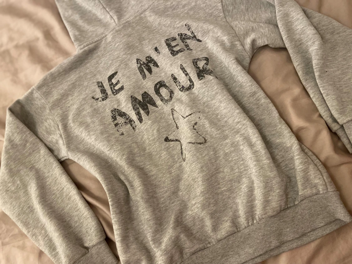 Grå hoodie från Gina - 2