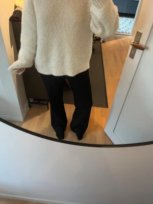 Svarta bootcut kostymbyxor - Snygga svarta kostymbyxor med bootcut-snitt och hög midja. Byxorna jar fickor framtill. Är från Lindex och är modellen Fiona. De är uppsydda för att passa någon som är 165 cm lång.