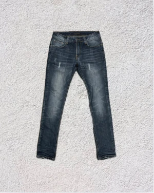 Nudie jeans  - Bra skick, unika slitningar. Inga defekter finns. Nypris 2200 vårat pris endast 599 priset kan diskutera. Man ser färgen tydligast på första bilden.