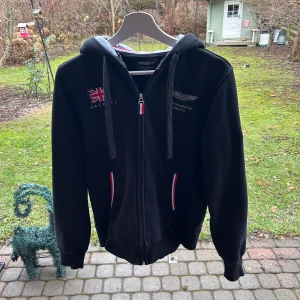 Svart Aston Martin Hoodie - En svart hoodie från Aston Martin. Bra skick. Storlek S. Säljs då den är för liten för mig. Hör av er ifall ni har några frågor!
