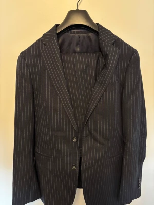 Randig kostym från The Glory Days - Snygg svart kostym från Three Glory Days med tunna vita ränder. Nypris: 3500kr