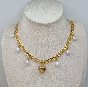 Guldpläterat halsband med hjärta  - Guldpläterat halsband med hjärta.  Kedjetjocklek-8mm, Längd-40cm-45cm. 