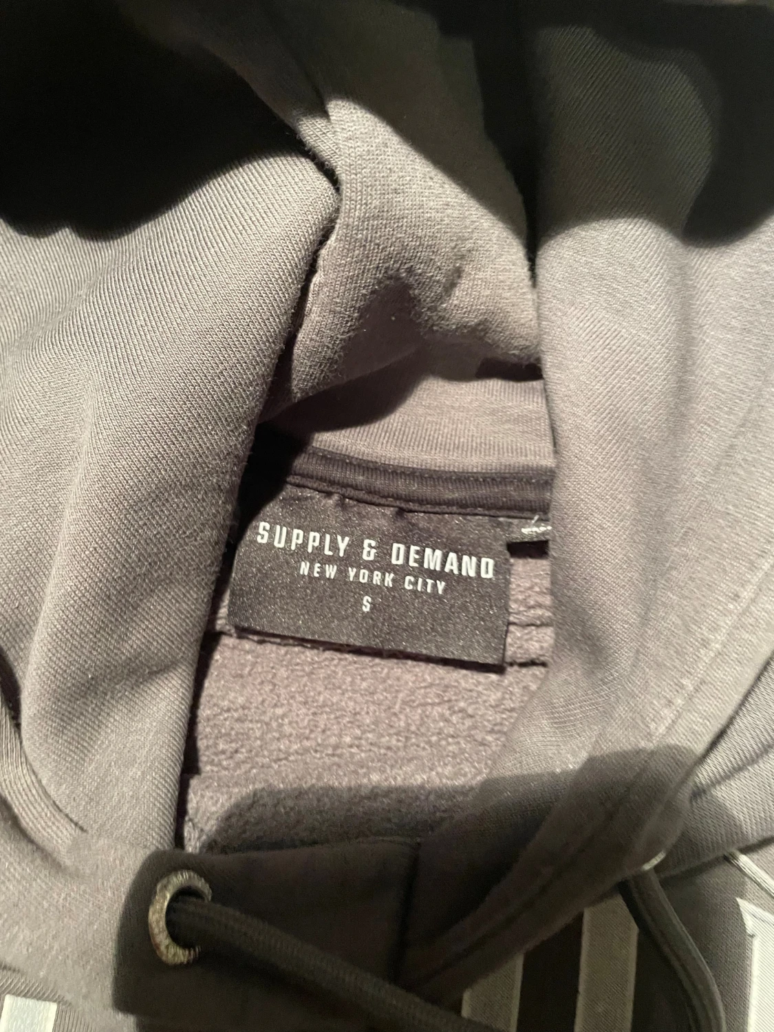 Grå hoodie från Supply & Demand - 4