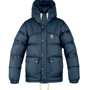 Mörkblå Fjällräven Jacka - Säljer min älskade fjällräven!!🩷🩷Köpte den mitten av förra vintern, alltså inte så använd och nyskick. Säljer då jag vill köpa en annan färg.. Skriv gärna vid frågor eller bilder!🙏Har sänkt priset och det är rättvist för jackan kommer inte gå lägre💞