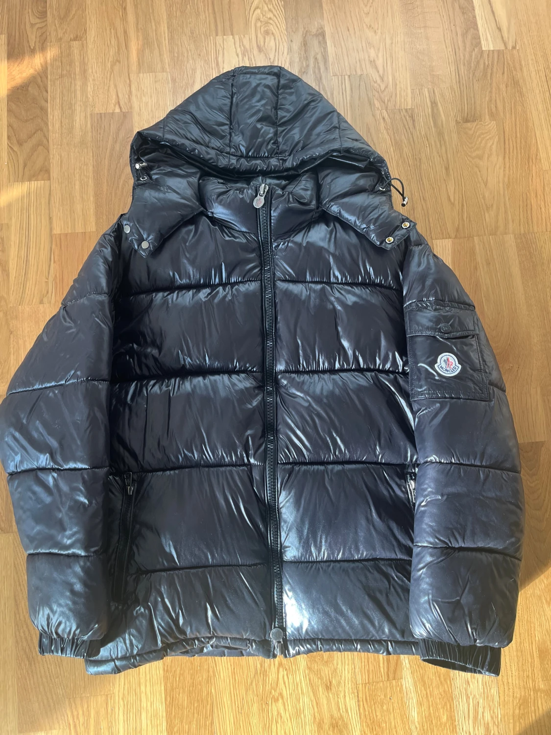 Svart Moncler pufferjacka med huva