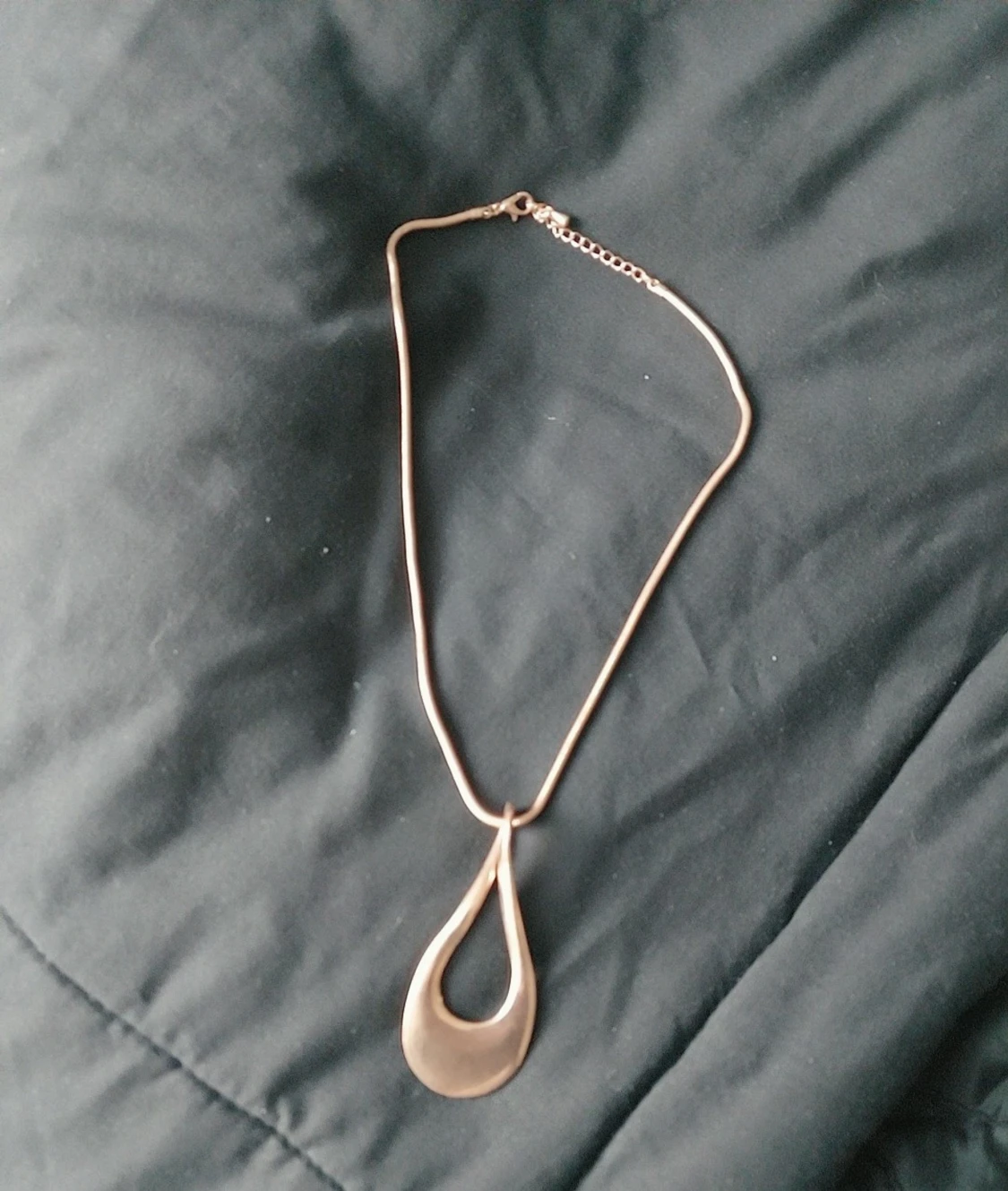 Guldfärgat halsband med droppformad hänge - 1