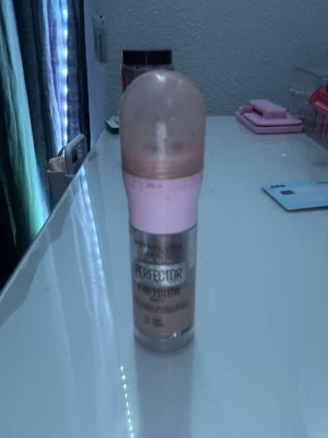 Maybelline foundation - Foundation som jag slutat andvända säljer den för 10 kr de lite mindre en halva ba kvar. Men den ger bra glow