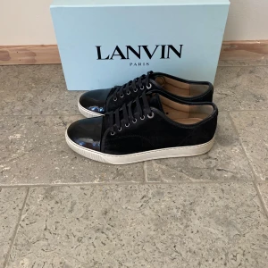Intressekoll lanvin  - Lanvin i mycket bra skick, lite slitna på sulan men inget som märks eller syns när man bär dom, man får med box, dustbag och snören och såklart skorna, pris kan diskuteras.