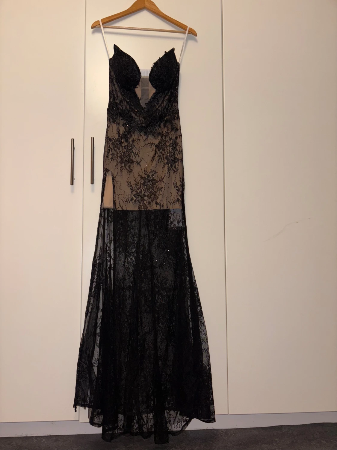 Svart spetsklänning med slits - 3