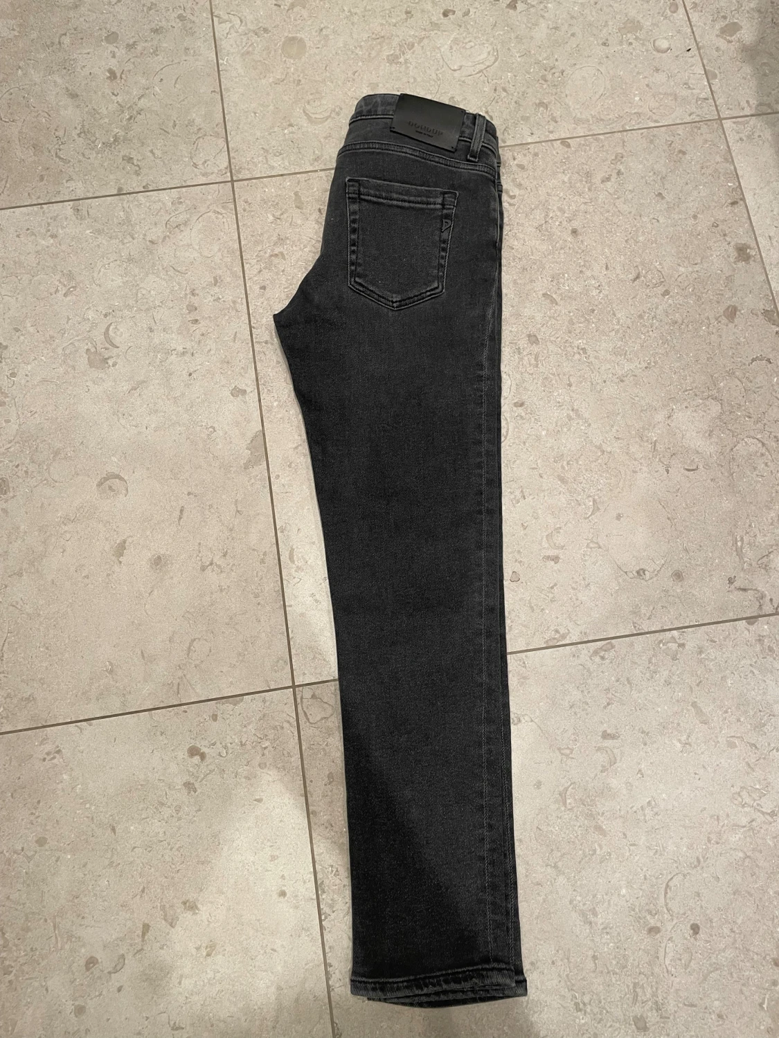 Mörkgråa jeans från Dondup.  - 2