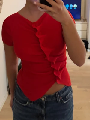 Röd volangblus  - Röd topp med volang detaljer helt ny med prislapp kvar! 