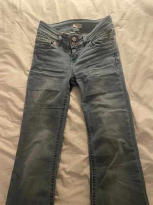 Jeans Nelly med rosa detaljer  - Säljer dessa skitsnygga jeans från Nelly med rosa detaljer💓endast använda ett fåtal gånger❣️