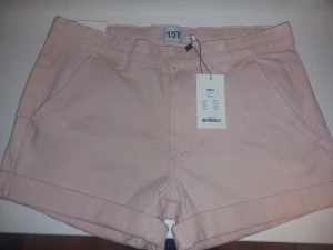Ljusrosa shorts, Lager 157, 160  - Snygga ljusrosa shorts från Lager 157, modell EM STAR. Klassisk femficksdesign med uppvikta benslut. Tillverkade i mjuk bomull, perfekta för varma dagar till exempel en utomlands vecka. (Skriv för fler bilder) 