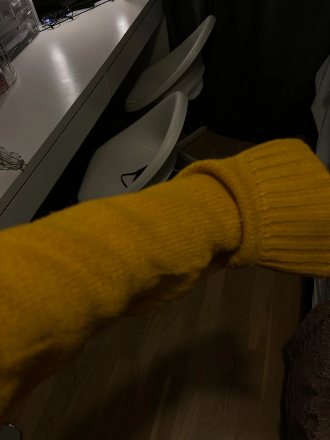 Gul stickad tröja med rund hals - 2