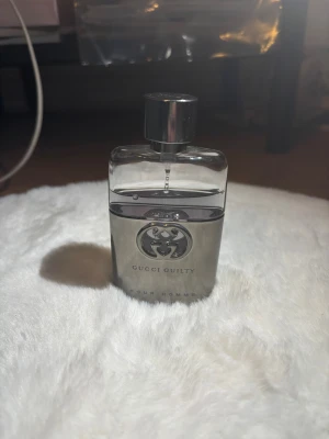 Gucci Guilty Pour Homme herrparfym - Gucci Guilty Pour Homme är en stilren herrparfym med ikonisk design. Perfekt för dig som vill sticka ut och visa din personlighet. Flaskan har en modern look med Guccis klassiska logga framtill.