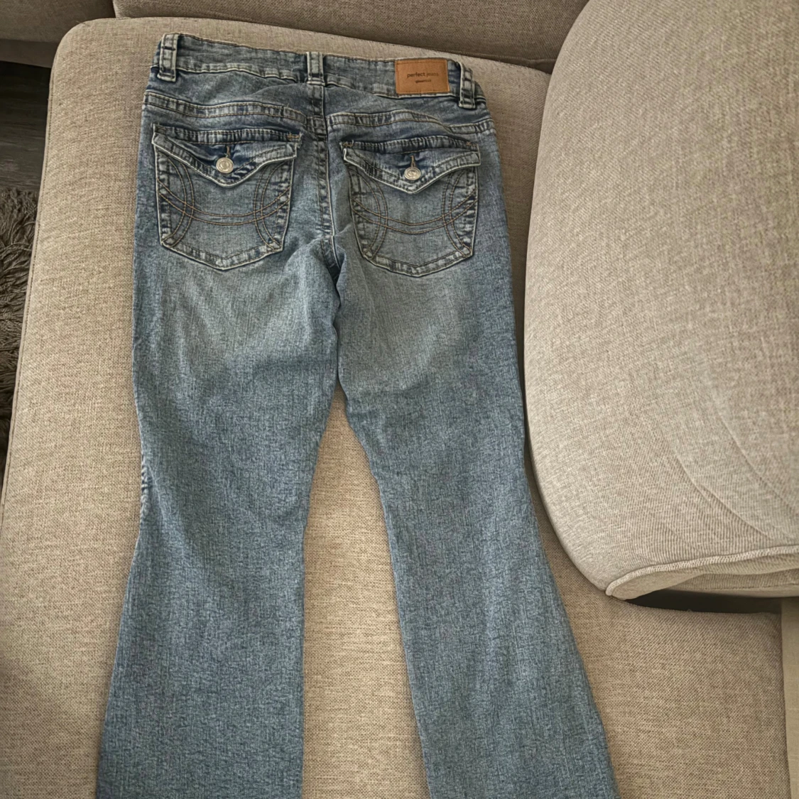 Blå bootcut jeans från Gina Tricot - 1