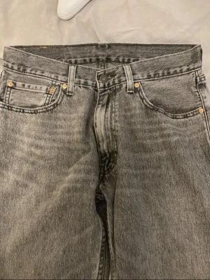 Levis jeans - Gråa Straight leg Levis jeans. W31 L32. Bra material inga fläckar