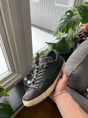 Philippe Model bruna skinnsneakers - Säljer mina bruna Philippe model då dem inte används längre. Dem är i använt skick, men har mycket liv kvar. Kan tänka mig gå ner i pris!
