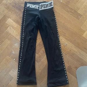 Yogapants från PINK - Jättefina yoga byxor från pink (victorias secret)! De är bootcut/raka med fina paljett detaljer samt två streck på sidorna av benen. Dem är uppsydda men inget är avklippt, dem är i bra skick. Kom tyvärr aldrig till användning men dem är för fina för att bara ha liggandes i garderoben.🫶