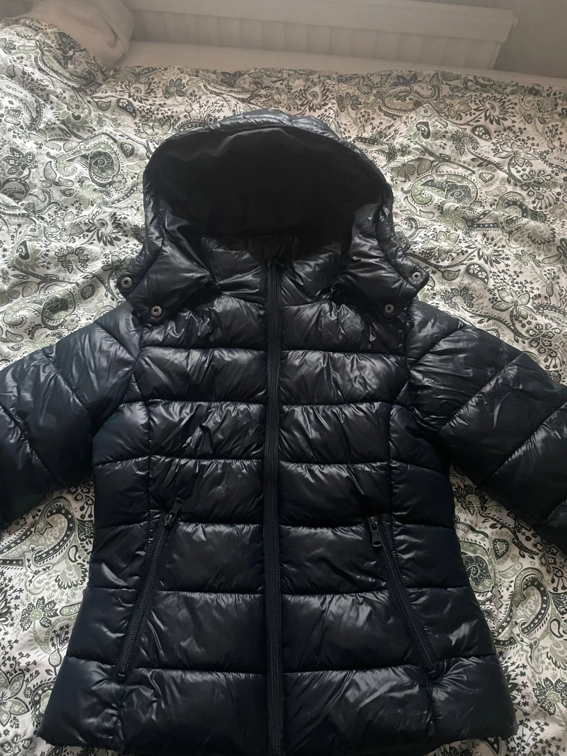 Mörkblå pufferjacka med avtagbar huva - 1