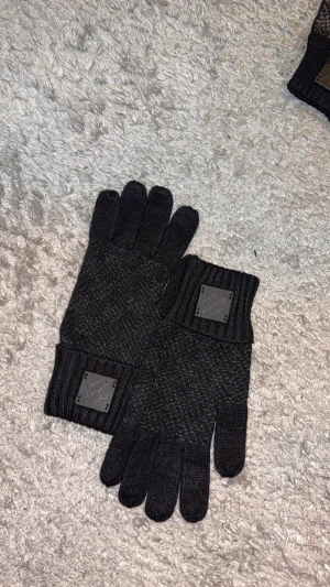 Lvhandskar - Jätte fina svarta handskar, passar perfekt inför vinter och kylan. Håller dig varmt och är mode. Se till att hålla er varma inför vintern så detta är ett KAP!! Fraktas direkt, efter köp.