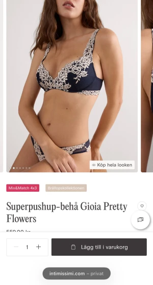 Blå bh med spets från Intimissimi - Superpushup-bh i mörkblått med ljusbeige blommig spets från Intimissimi. Bh:n har vackra spetsdetaljer längs kupor och axelband, vilket ger en lyxig och feminin look. Perfekt för dig som vill ha extra lyft och snygg design  VÄLKOMMEN ATT SÄTTA PRIS FÖRSLAG
