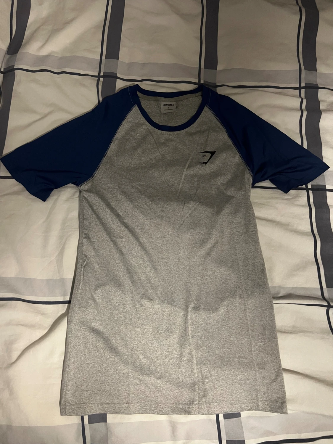 Grå och marinblå Gymshark t-shirt