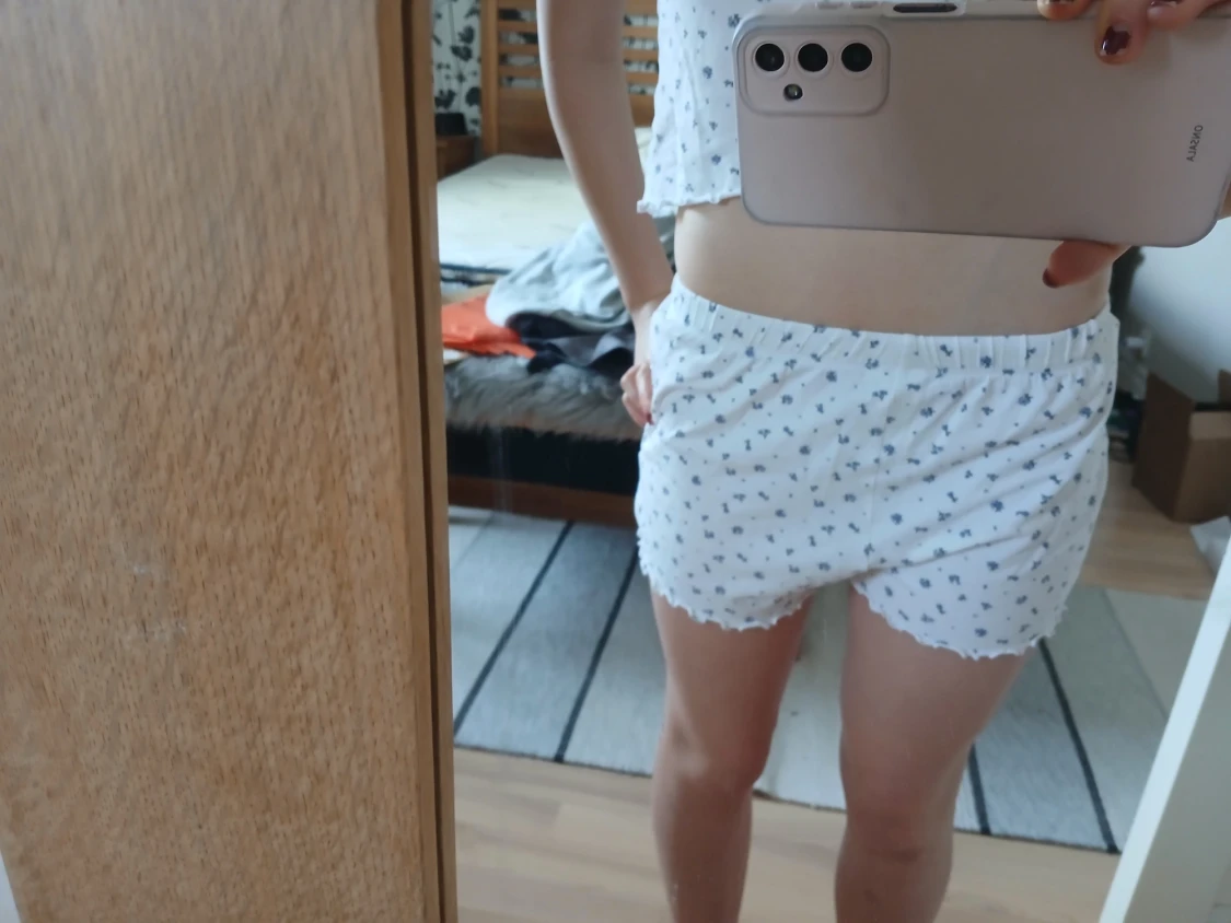 Vita blommiga shorts med volangkant - 2