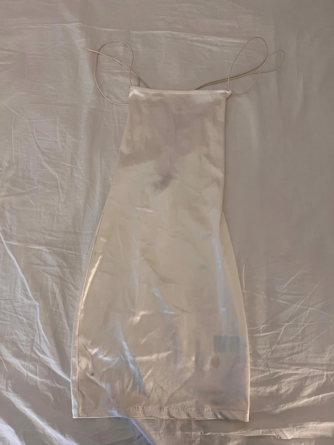 Champagnefärgad satin klänning NA-KD - 1