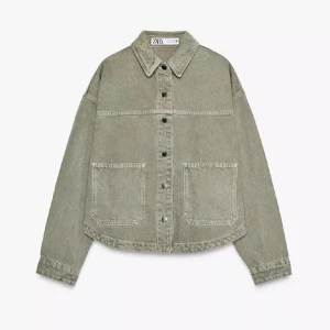 Beige overshirt från Zara - Snygg beige overshirt från Zara med klassisk krage och stora framfickor. Jackan har knappar hela vägen framtill och långa ärmar med knapp vid mudden. Tillverkad i jeansmaterial med loose passform, perfekt för en chill och avslappnad stil.