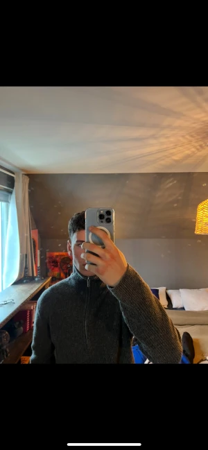 Mörkgrå stickad polotröja med half zip - Säljer en mörkgrå stickad polotröja med half zip och hög krage. Tröjan har långärmade ribbade muddar och är i regular fit. Perfekt för kyliga dagar och riktigt skön att ha på sig. Köpt från HM, använd en gång och i storlek small. Köpt för 699 kronor. 