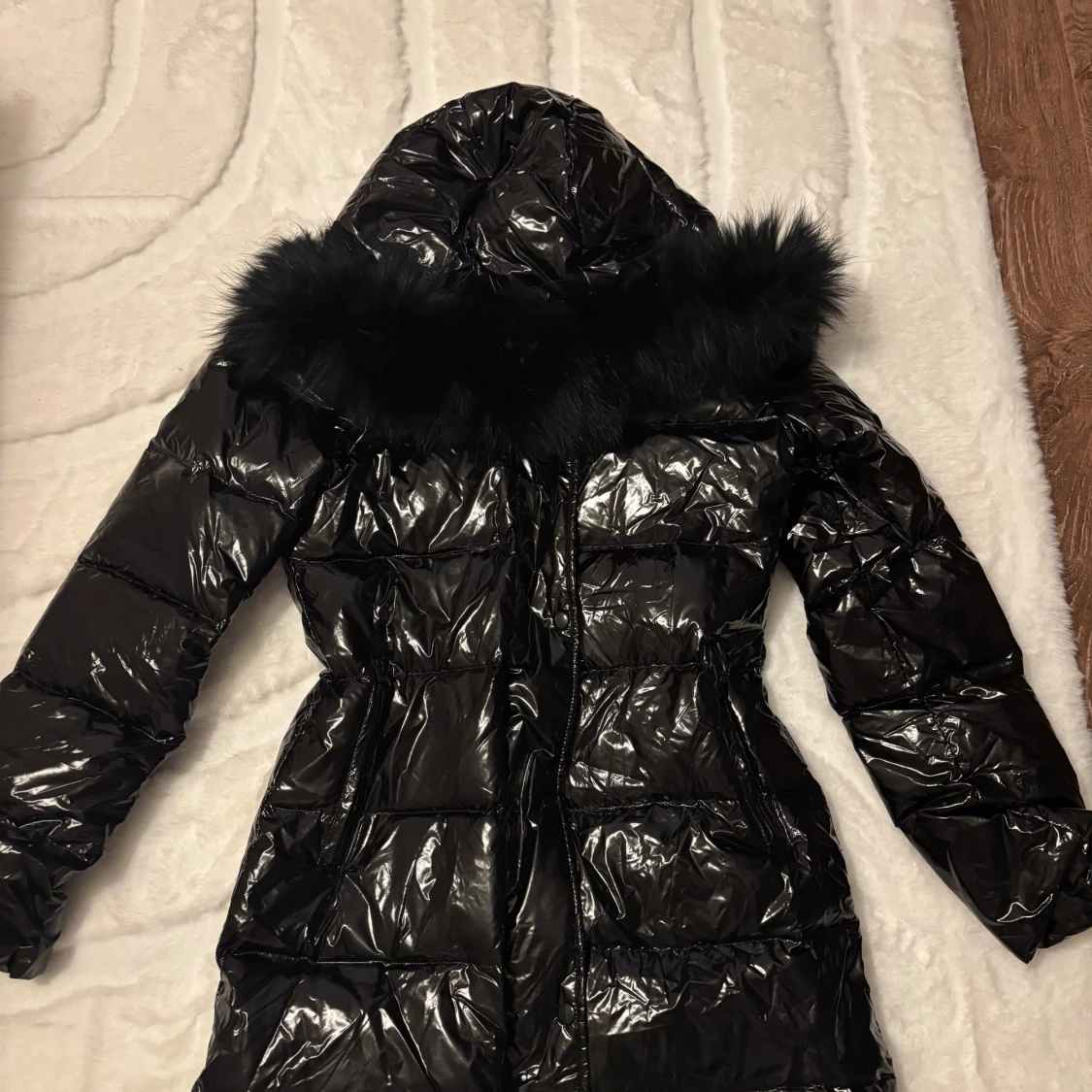 Svart lång pufferjacka med päls - 1