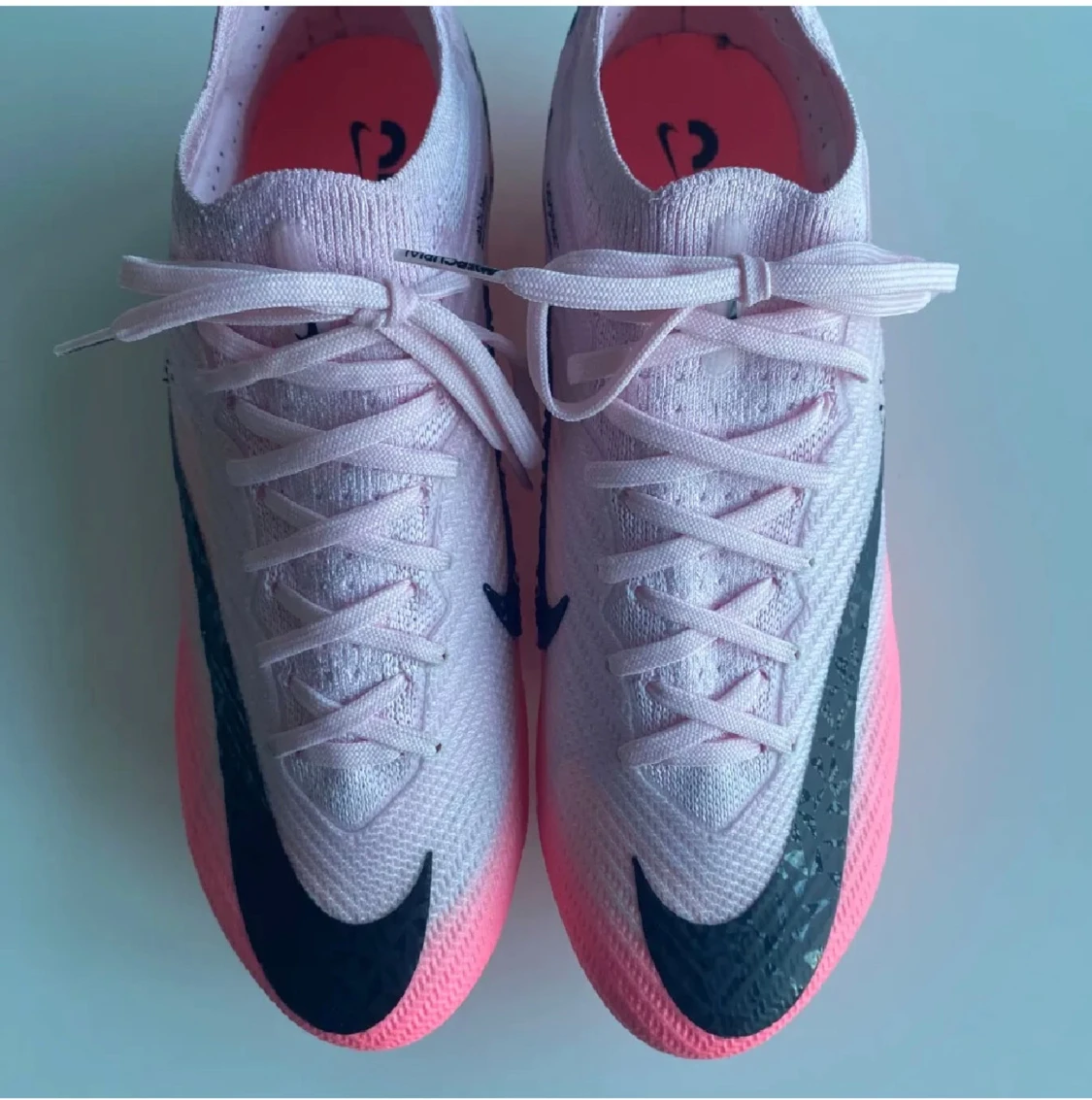 Nike rosa fotbollsskor med snörning