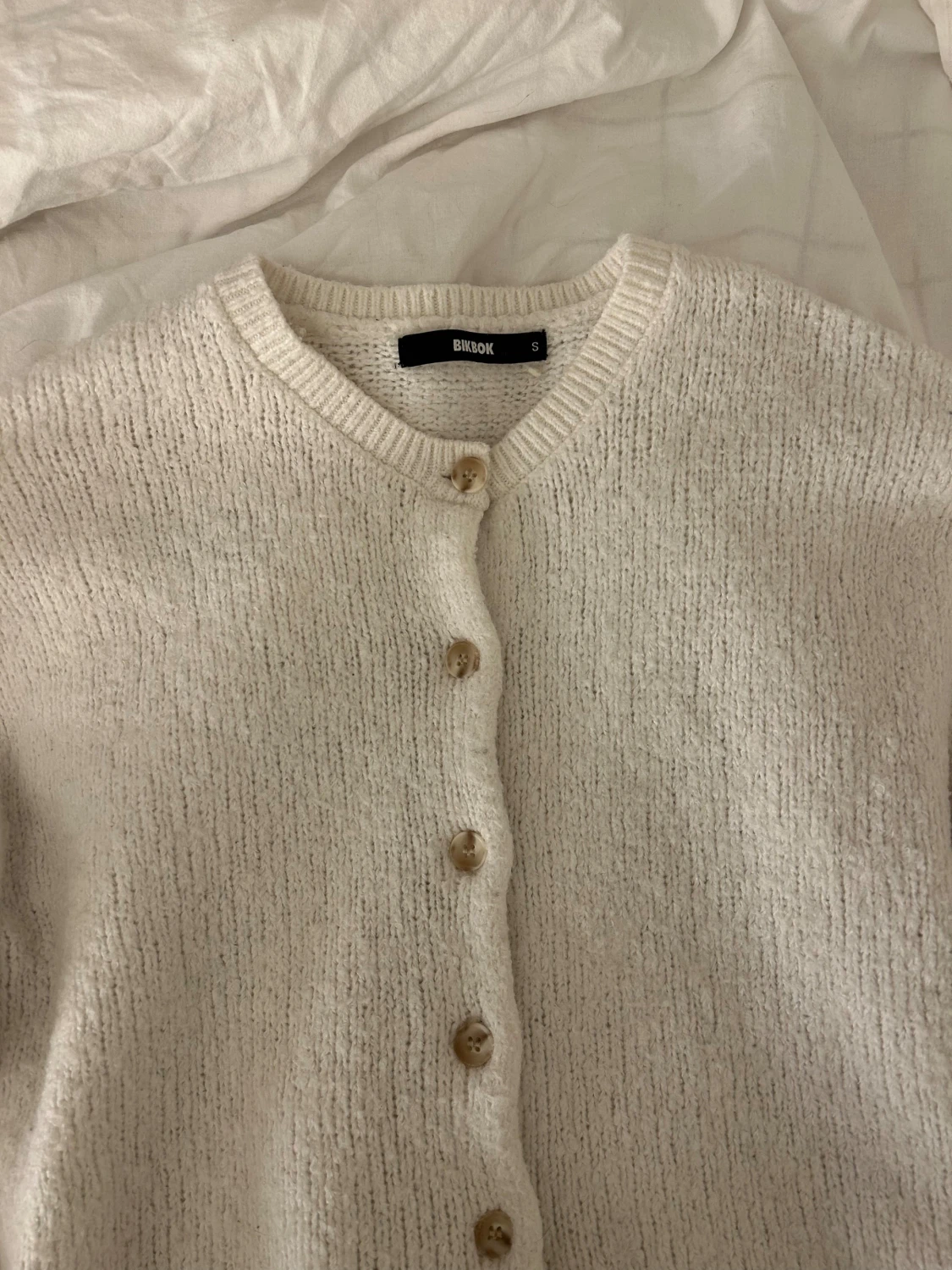 Vit stickad kofta  - 1