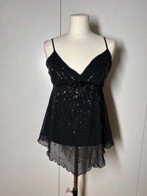 Vintage topp - Vintage topp från ichi. Superfint skick. Står ej storlek men uppskattar den till en s-m, min provdocka är ungefär en s och toppen sitter tajt på den. Köp sker via köp nu, jag postar inom 24h. Kvar tills markerad såld 