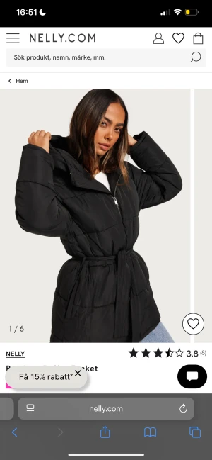 Svart pufferjacka med bälte från Nelly - Säljer en svart pufferjacka från Nelly med snygg quiltad design och midjebälte som ger en schysst siluett. Jackan har dragkedja framtill och långa ärmar, perfekt för kalla dagar. Stilen är clean och passar till jeans eller hoodie.